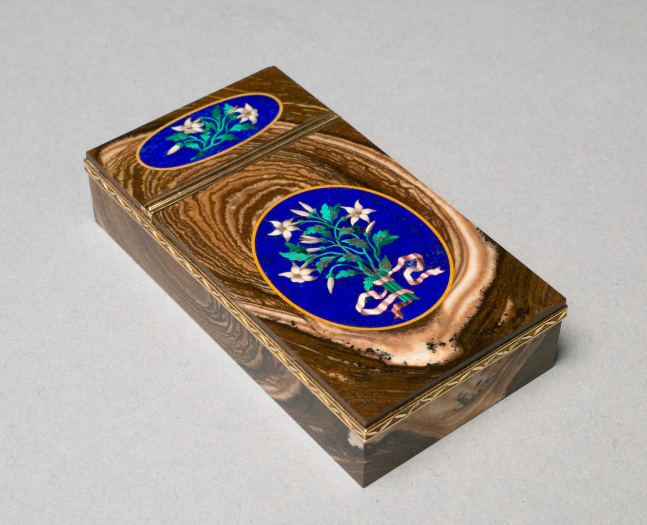 Snuff Box, c.1840 (ouro, ágata, cravejado de painéis de mosaico, chão de lápis-lazúli) de French School