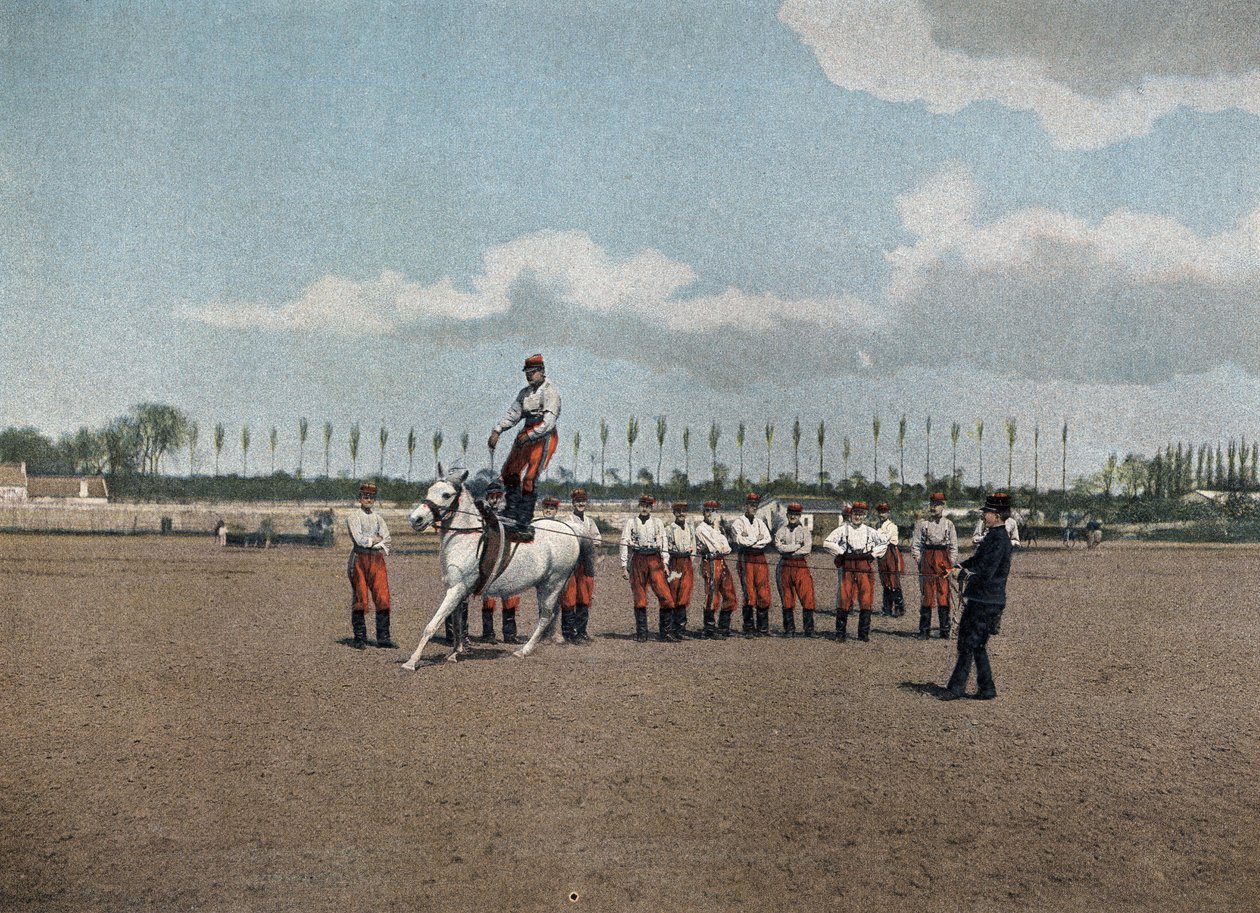 Escola militar especial de Saint-Cyr (Saint Cyr), serviço interno: Aerobática. Os cavaleiros da seção exercitam todos os exercícios de acrobacia para torná-los muito flexíveis até saltar, com suas armas, em uma matilha de cavalos, galopando. Em "Álbum mili de French School