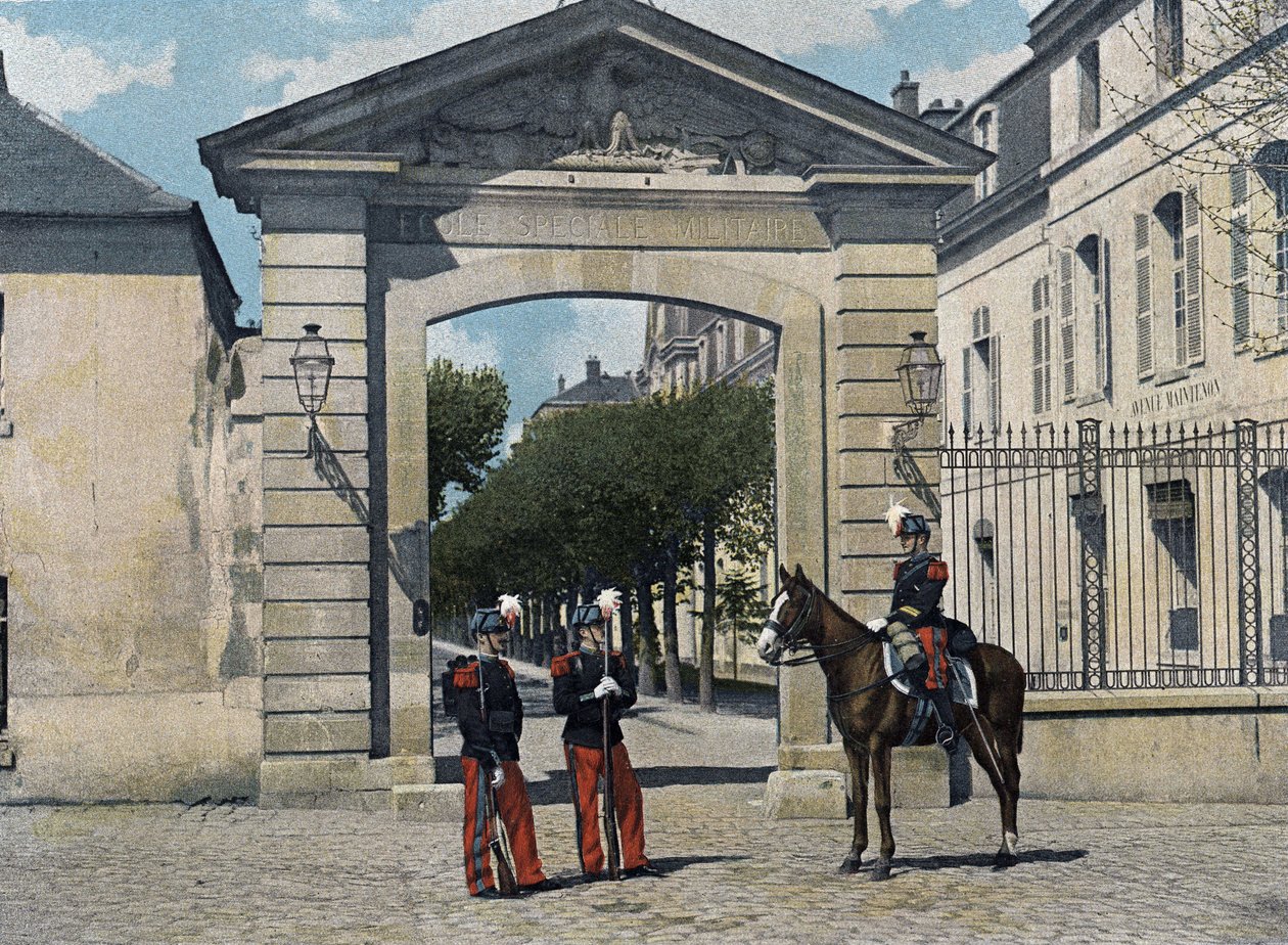 Escola militar especial de Saint-Cyr (Saint Cyr), serviço interno: Alunos de infantaria e cavalaria em roupas de serviço grande (antigo). Em "Album militaire: scene de la vie du soldat" (Álbum militaire: cena de la vie du soldat) de French School