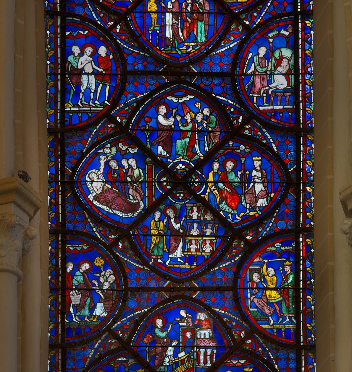 Vidro manchado da catedral de Chartres: detalhe da vida de São Tomás de Aquino de French School