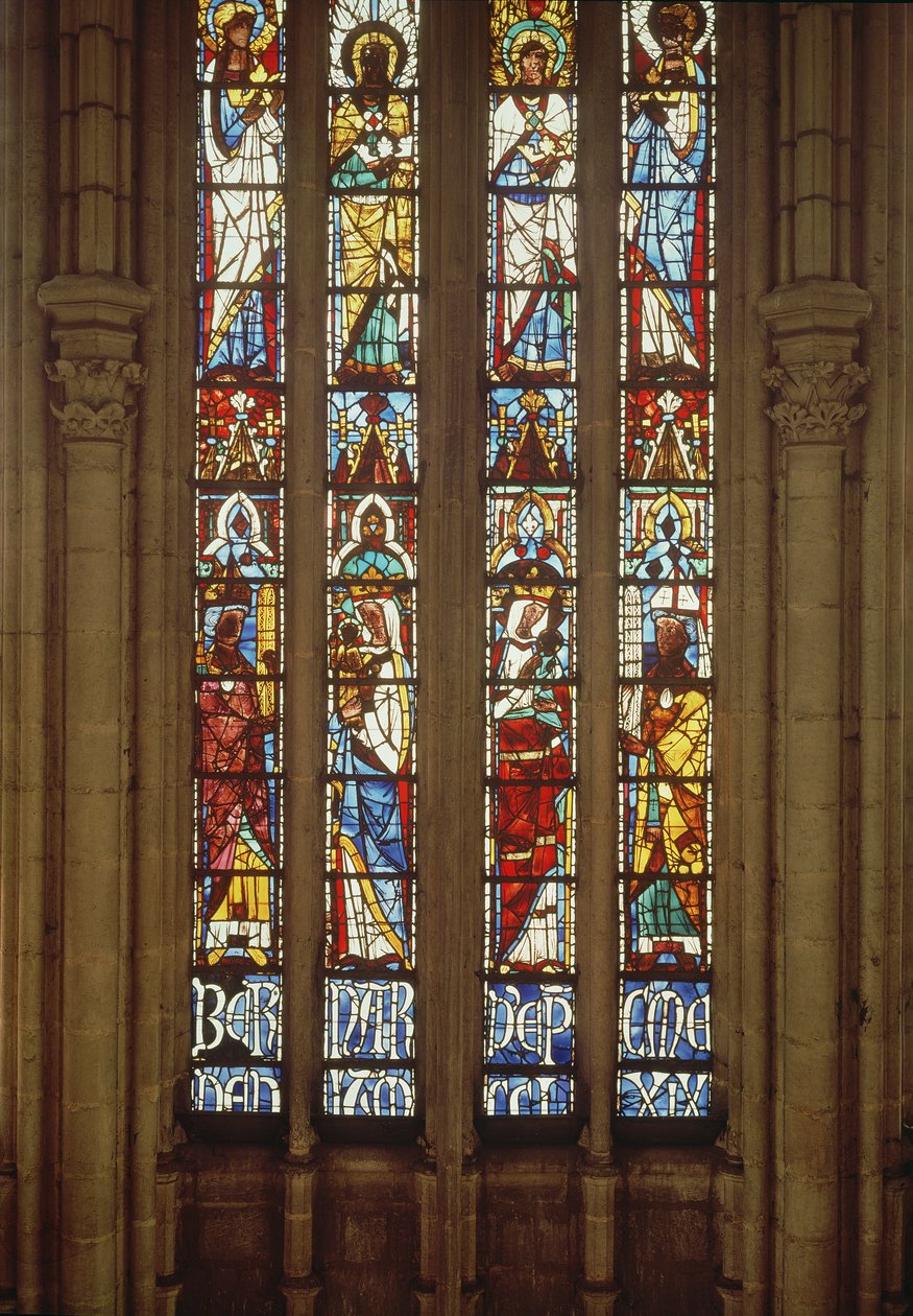 Vitral de anjos usando coroas, Bispo Bernard d&39;Abbeville e Virgem e Criança, 1269 de French School