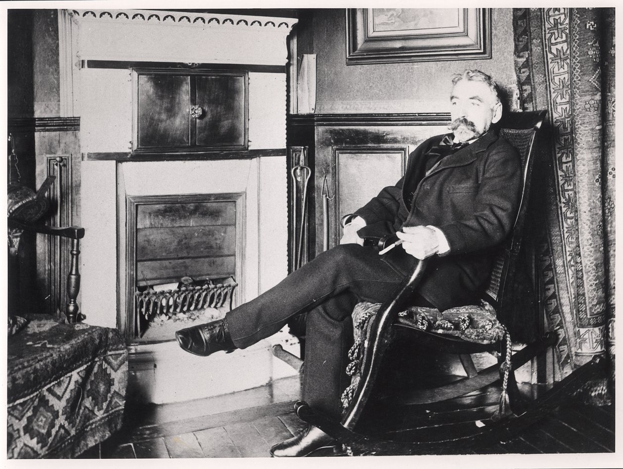 Stephane Mallarme (1842-98) sentado à lareira em sua casa na Rue de Rome, Paris de French School