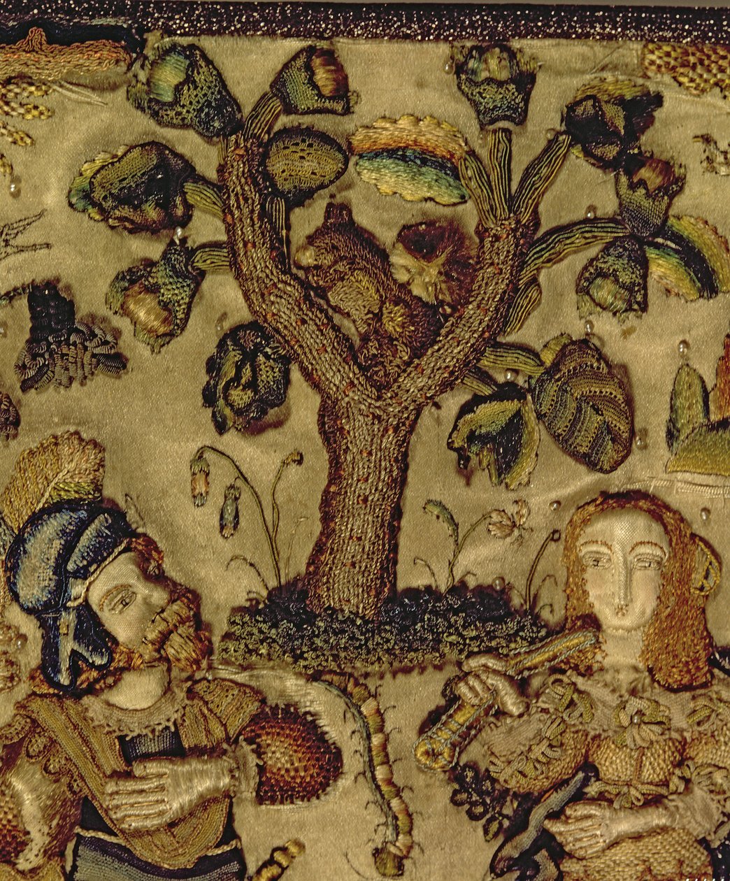 Stumpwork retratando um casal debaixo de uma árvore, detalhe da tampa de um caixão (seda) de French School