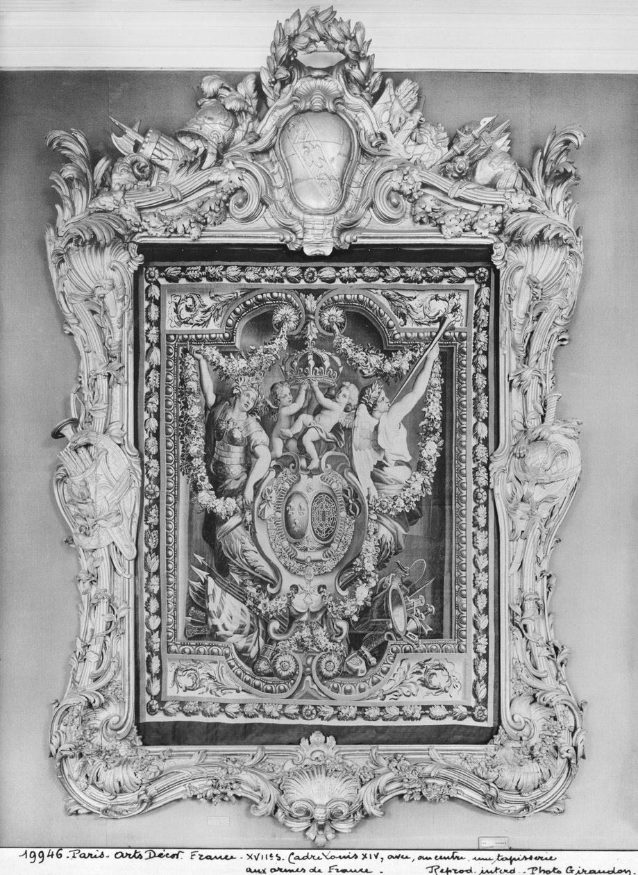 Tapeçaria do brasão de armas da família real francesa com um quadro de Louis XIV de French School