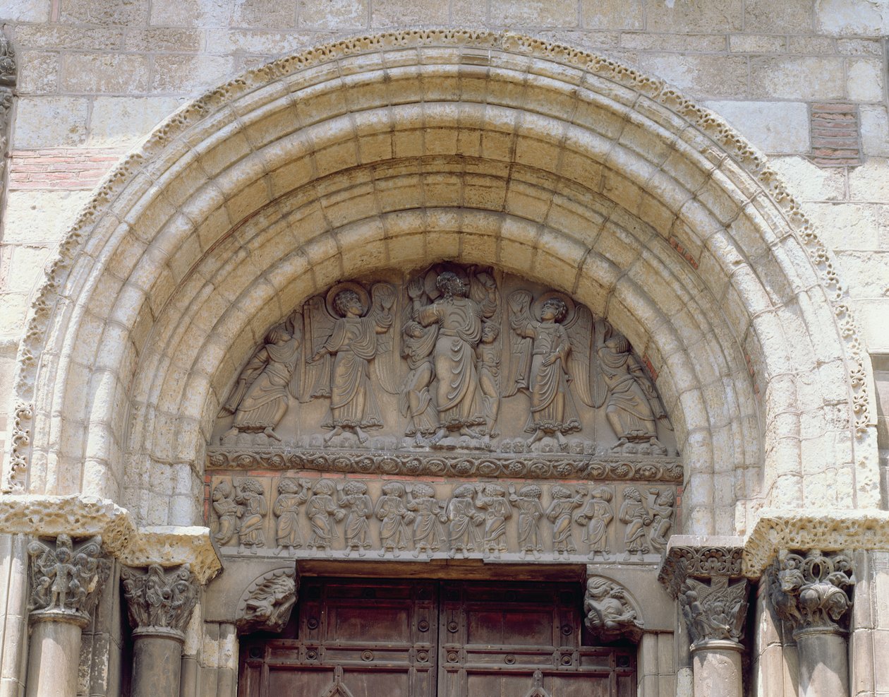 A ascensão, tympanum do Porte Miegeville, c.1120 de French School
