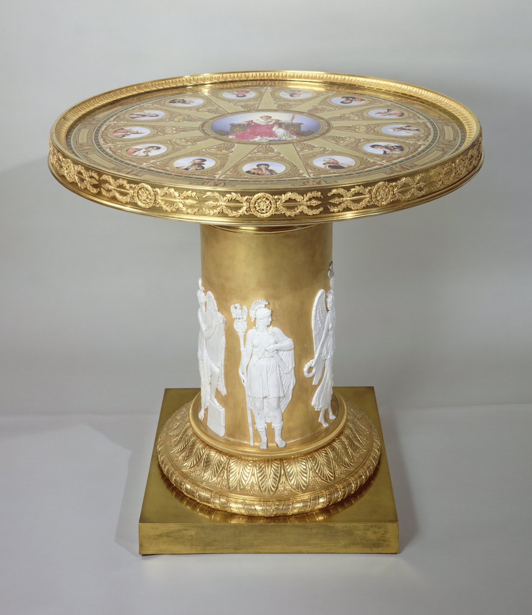 A mesa de Austerlitz, incrustada com placas de Sevres, comemorando a vitória de Napoleão em Austerlitz, 1808-10 (ouro e porcelana) (ver também 150427) de French School