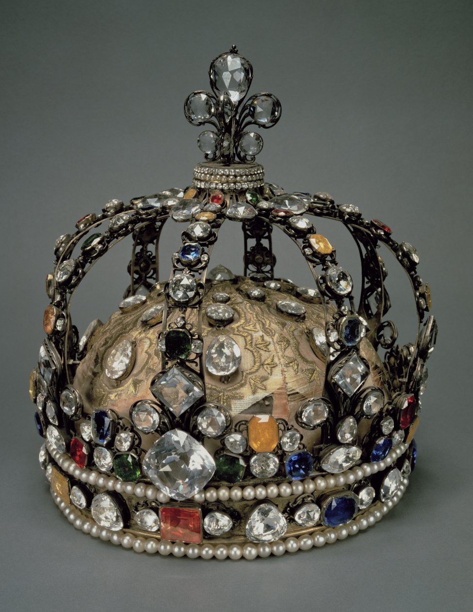 A coroa de Luís XV, 1722 (prata dourada, pedras de substituição e pérolas) de French School
