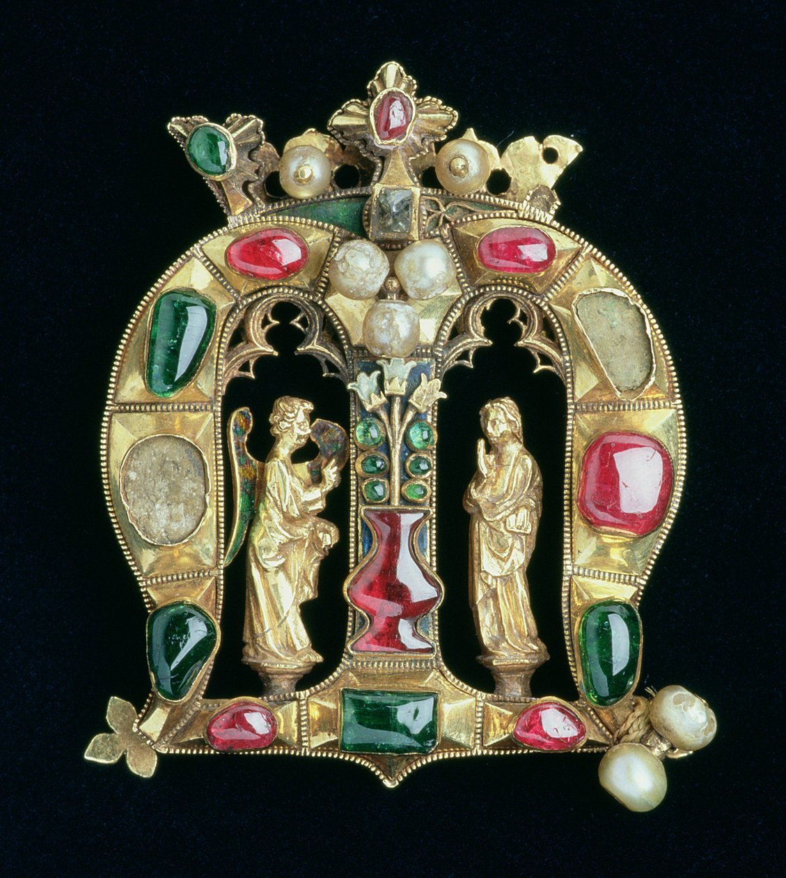 O Hylle Jewel, na forma de uma coroa lombarda M inicial com figuras anunciadoras, final do século XIV (prata dourada cravejada de rubis, diamante, esmeralda e pérolas) de French School