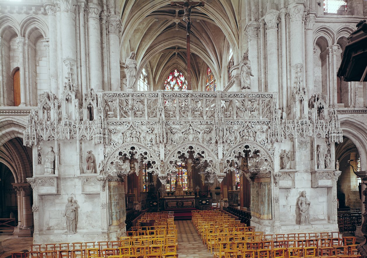 The Nave e Interior de Eglise Sainte-Madeleine, mostrando a tela decorada em estilo gótico Flamboyant por Jean Gailde entre 1508-17 de French School