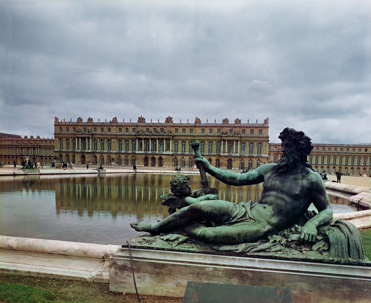 O Rhone, fonte de Jean-Baptiste Tuby (1630-1700) com o Chateau ao fundo de French School