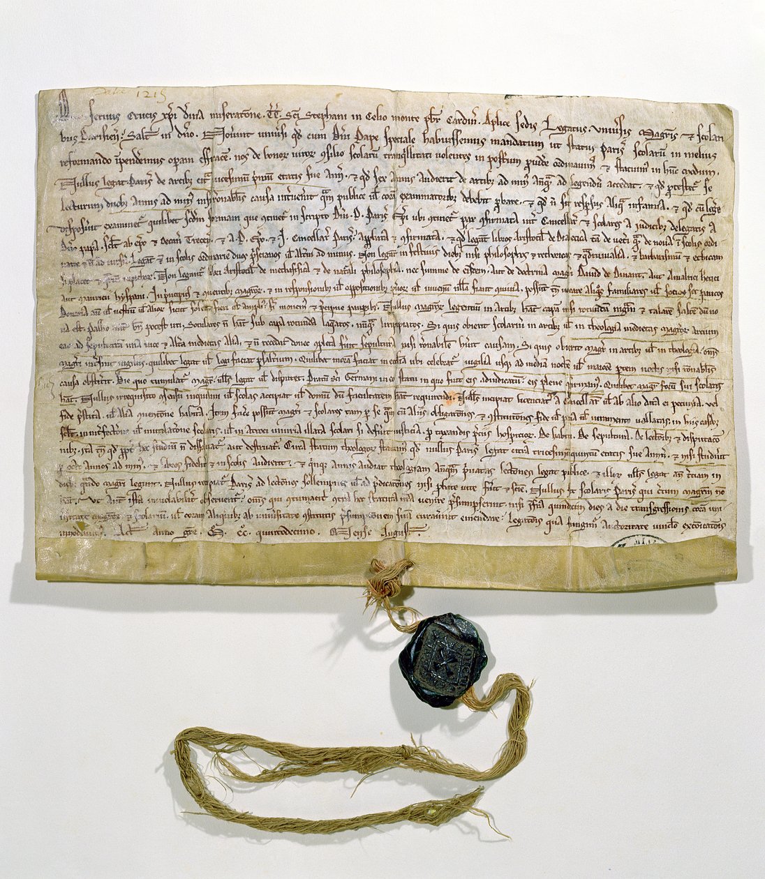 Os estatutos da Universidade de Paris, produzidos e concedidos pelo cardeal Robert de Courson, legado papal, em agosto de 1215 (velino e cera) de French School