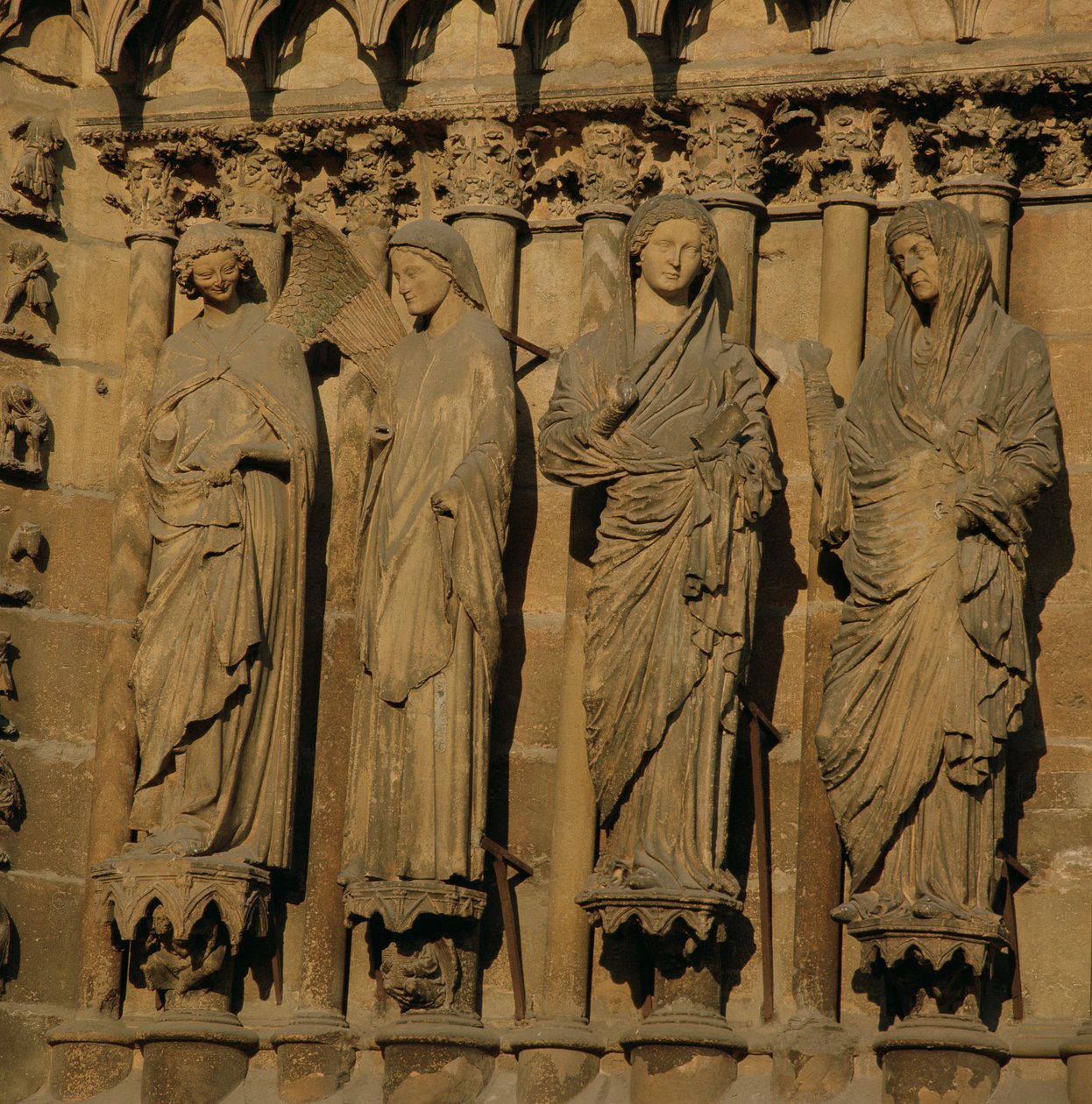 A Visitação, quatro figuras de batente da Fachada Oeste da Catedral, c.1230-40 (calcário) (ver 62274) de French School