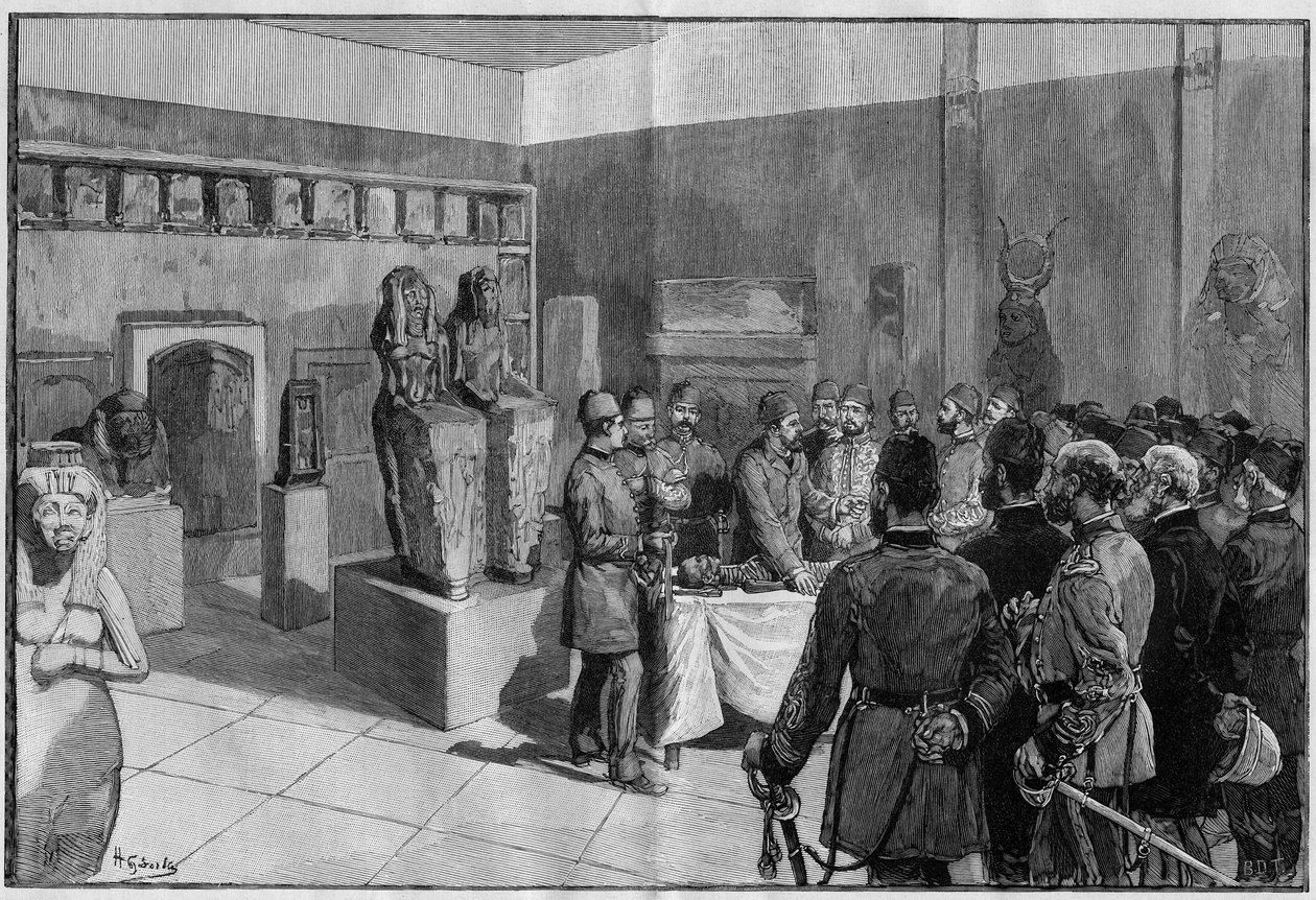 O depoimento da Múmia de Sesostris (Rhamses II) no Musee de Boulaq (Cairo, Egito) por Gaston Maspero na presença do khedive Tewfik. Gravura no "The Illustrous World" de 1886. de French School