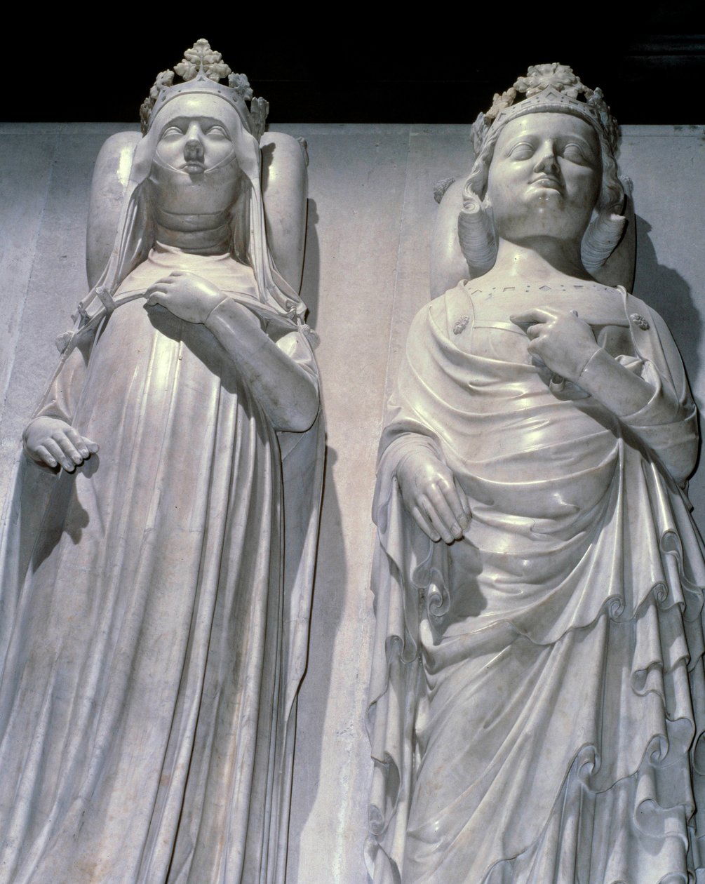 Os depósitos de mármore da Rainha Joana de Evreux (1307-1371) e do Rei Carlos IV Le Bel (1294-1328). É o mesmo modelo que o de Maubuisson, feito por ordem da rainha por Jean de Liege (conhecido por volta de 1357-1381). Basílica de Saint Denis, necrópole re de French School