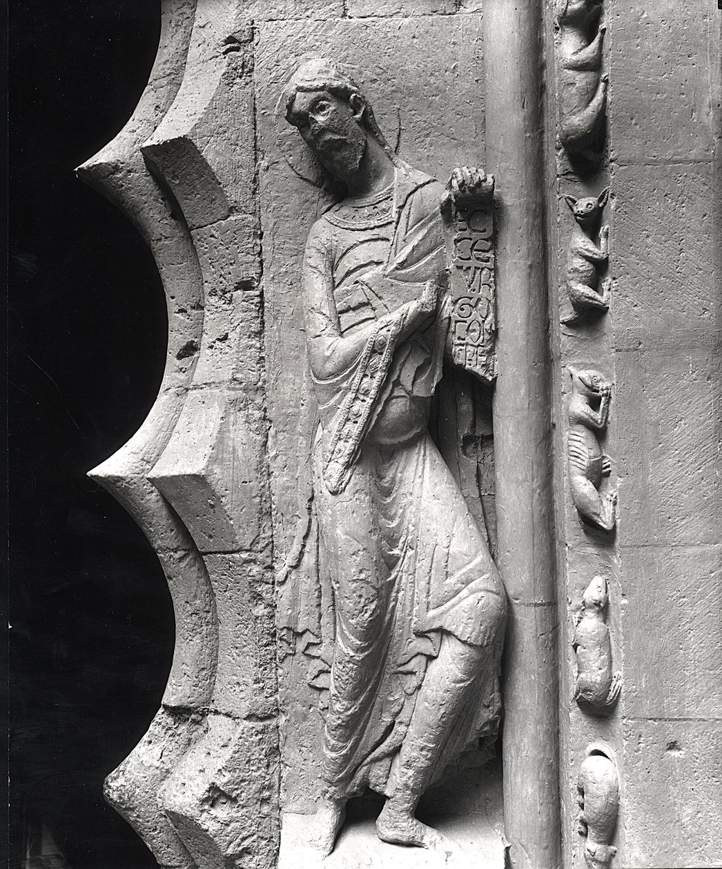 O profeta Isaías desenrolando um filactério, do portal sul, antes de 1125 de French School