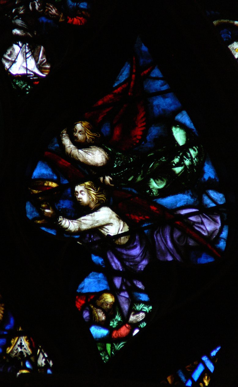A rosácea oeste representando uma cena do Apocalipse: Dois anjos, um anunciando a Babilônia, o outro levando o vinho da ira de Deus (14: 8-11). de French School