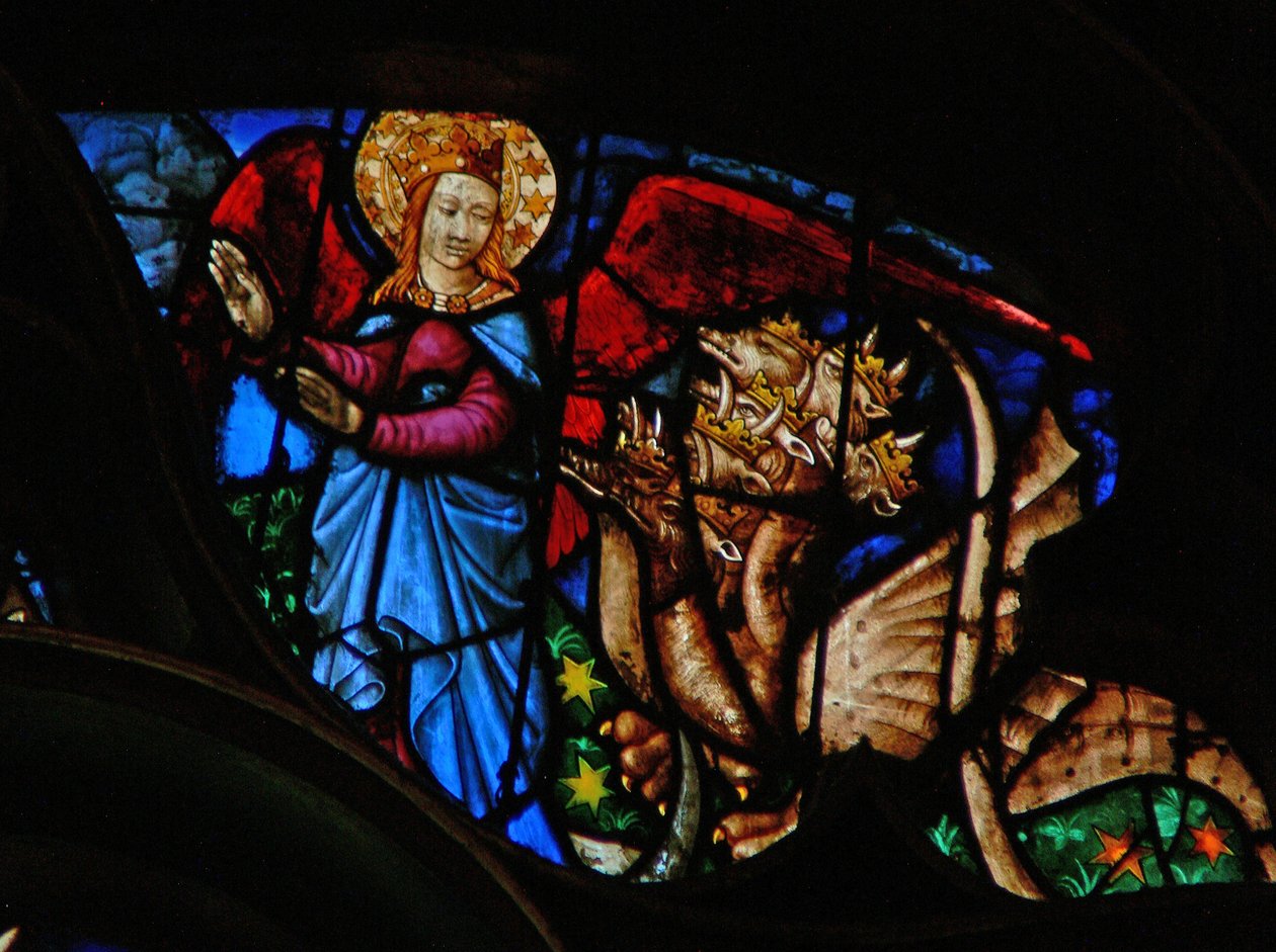 A rosácea oeste retratando uma cena do livro do Apocalipse: o dragão persegue a mãe do filho varão; mas ela tem asas para voar no deserto (12:13 14). de French School