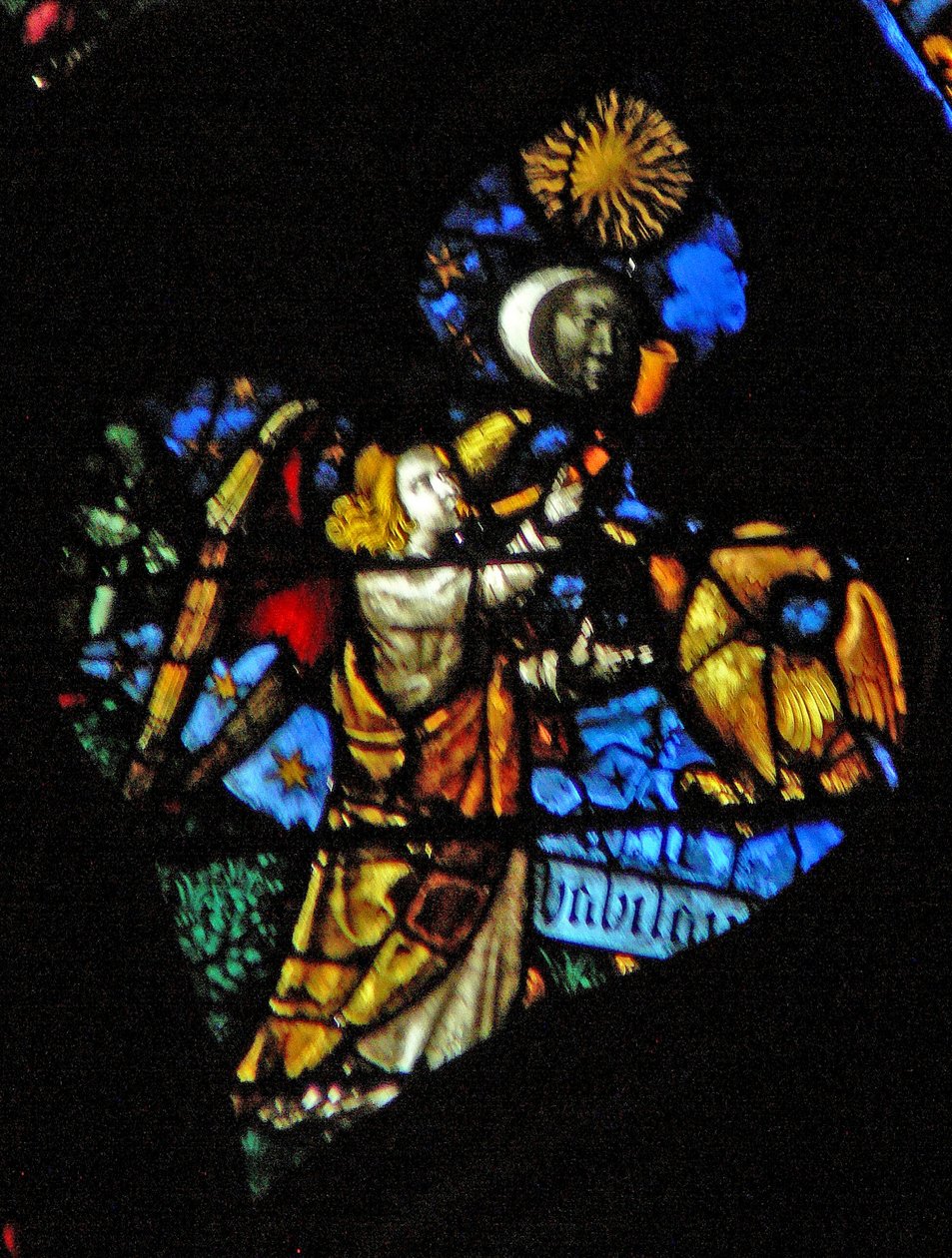 A rosácea oeste representando uma cena do livro do Apocalipse: quarto sol da trombeta, a lua e as estrelas escurecendo, e a águia como o anjo chorando Ai, ai, escrito embaixo dela (8:12 13). (manchado gla de French School