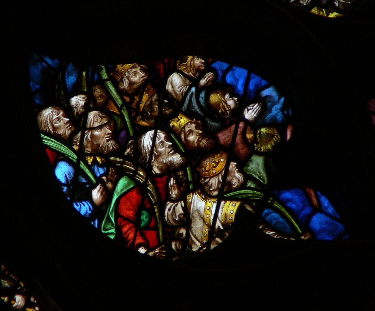 A rosácea oeste representando uma cena do livro do Apocalipse: multidão diante do trono de Deus, em vestes brancas carregando as palmas das mãos (7: 9-12). (vestes brancas são um pouco coloridas aqui!) (vitral de French School