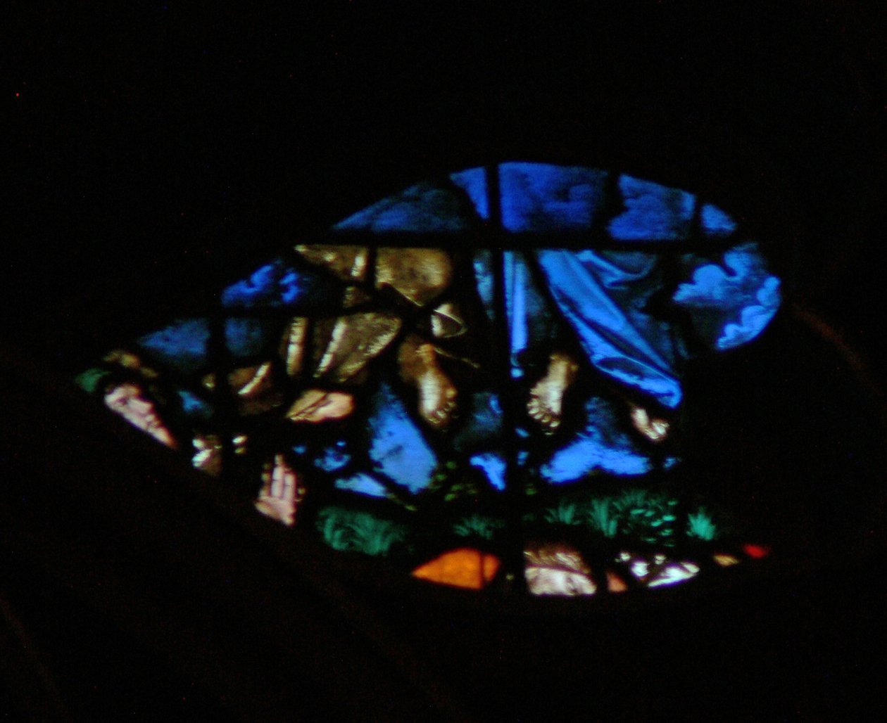 A rosácea oeste retratando uma cena do Livro do Apocalipse: ressurreição das testemunhas e sua ascensão (nas nuvens azuis), enquanto os espectadores ficam maravilhados (11:11 13). (vitral de French School
