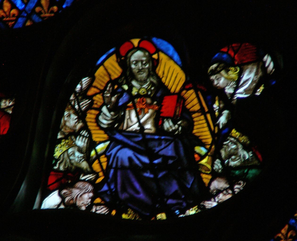 A rosácea oeste representando uma cena do livro do Apocalipse: sétima trombeta; os anciãos se prostram diante do trono (11:15). de French School
