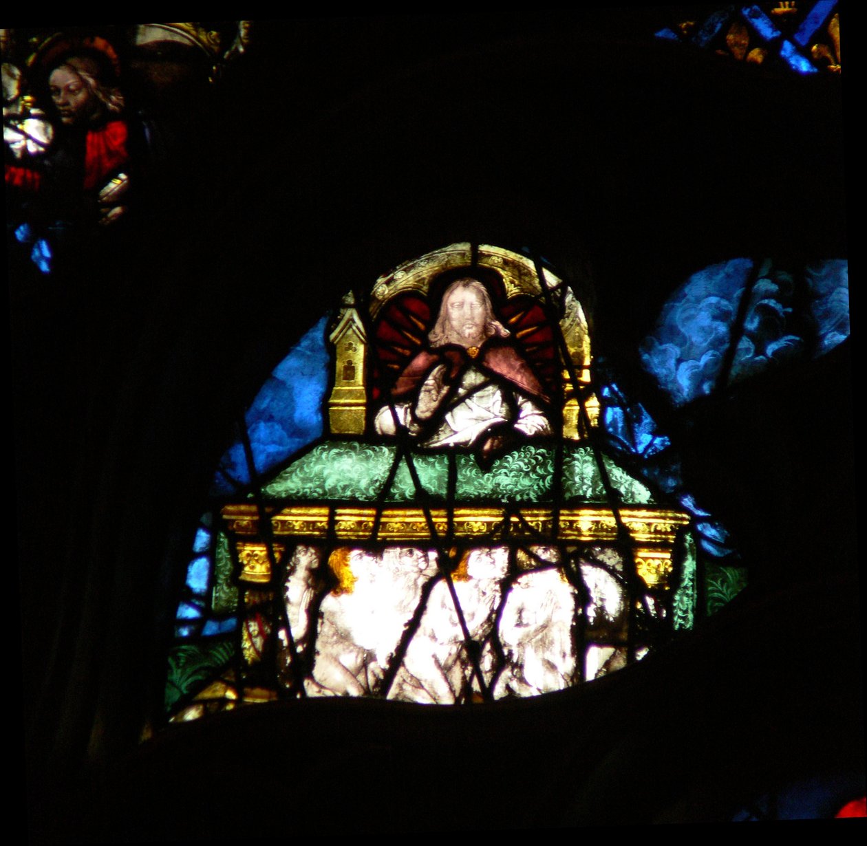 A rosácea oeste representando uma cena do livro do Apocalipse: almas dos mártires sob o altar de Cristo (6: 9 10). de French School