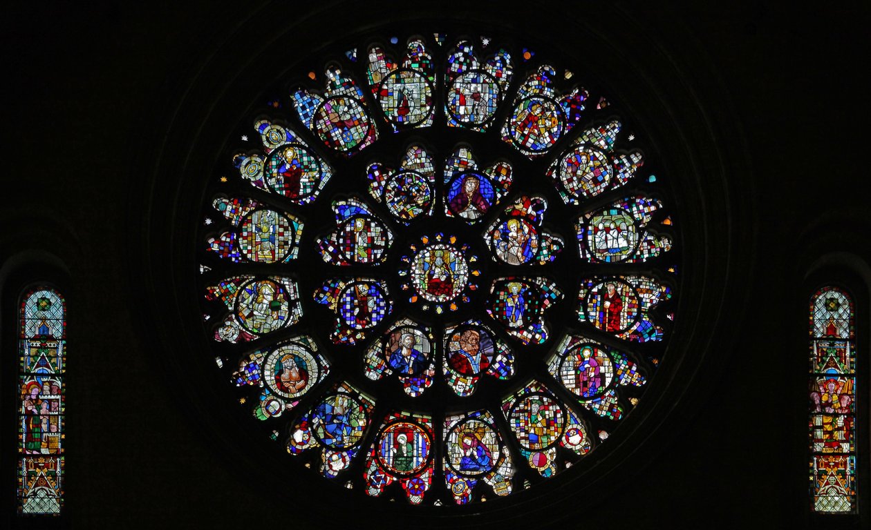 A rosácea oeste com painéis fragmentários décimo quinto e décimo sexto representando principalmente santos (rosácea - interna) de French School