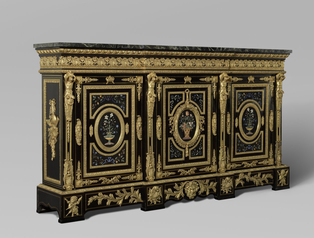 Armário de três portas, c.1835-38 (madeira dourada com bronze) de French School