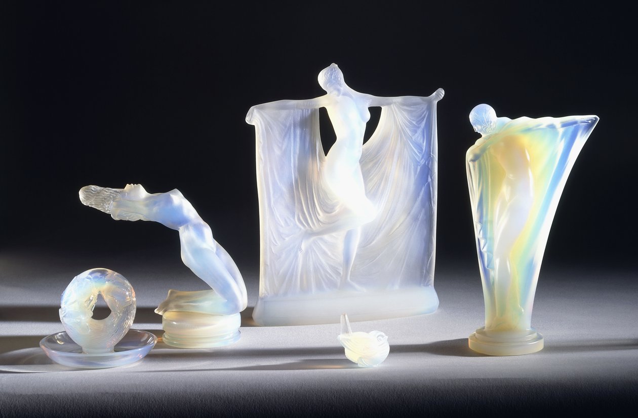Três objetos de vidro opalescente de Lalique, de French School