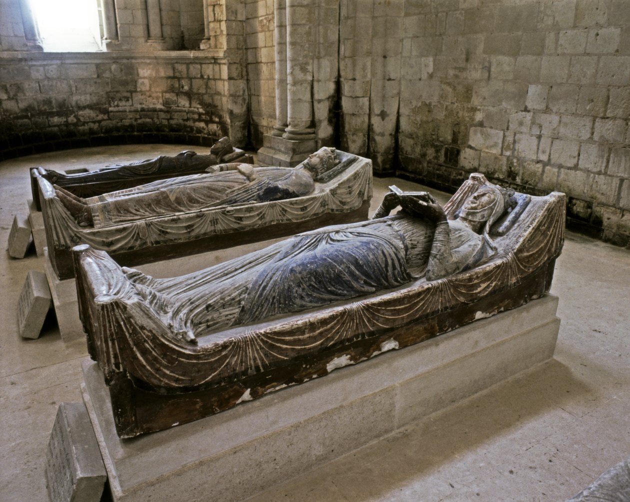 Túmulos de Eleanor da Aquitânia (em primeiro plano) (1122-1204), rainha de H... de French School