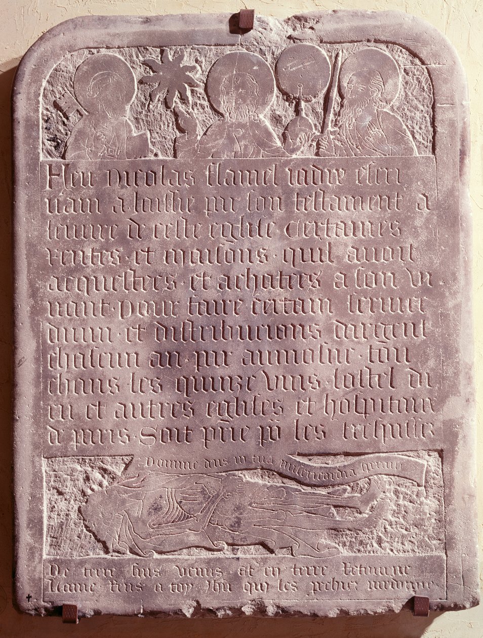 Lápide de Nicolas Flamel, originalmente da Igreja de Saint-Jacques-de-la-Boucherie, 1418 de French School