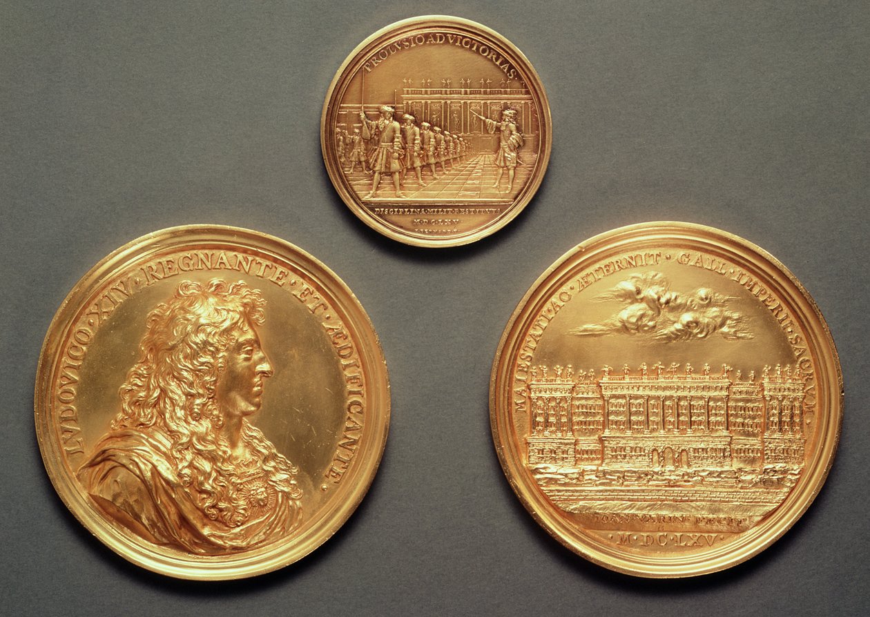 Topo: Recto = Les Revues, 1680 de Thomas Bernard; Inferior: verso = Perfil de Louis XIV, reto = La Colonnade do Louvre, projeto Bernini por Jean Warin III (1604-72) (ouro) de French School