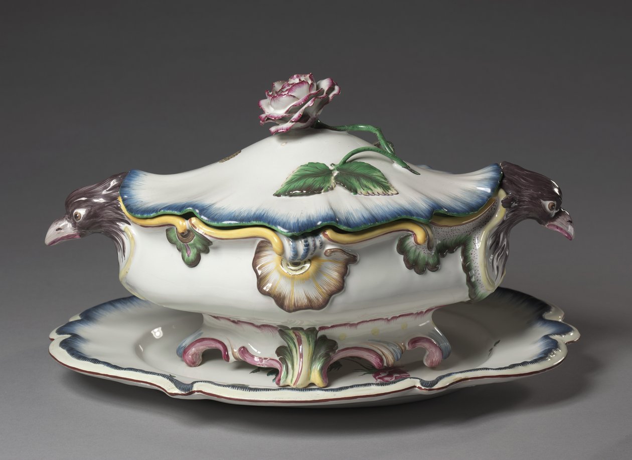 Terrina, fabricada pela Fábrica de Estrasburgo, c.1750 de French School