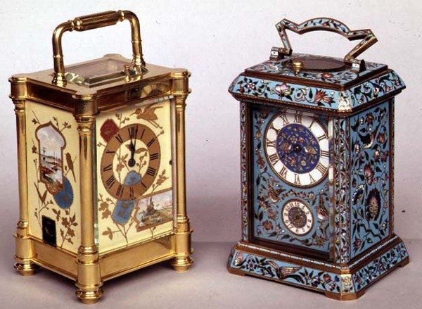 Dois relógios de carruagem francesa com decoração esmaltada, c.1870 de French School