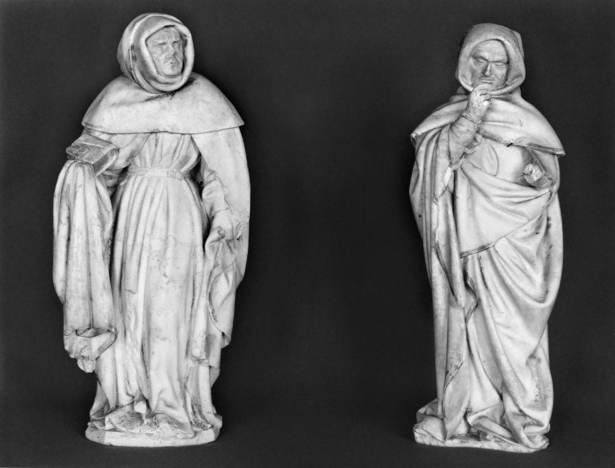 Dois enlutados, do túmulo do duque Jean de Berry (1340-1416) c.1450-53 (alabastro) de French School