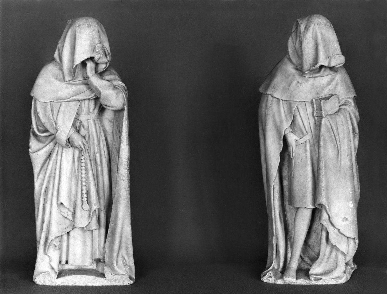 Dois enlutados, do túmulo do duque Jean de Berry (1340-1416) c.1450-53 (alabastro) de French School