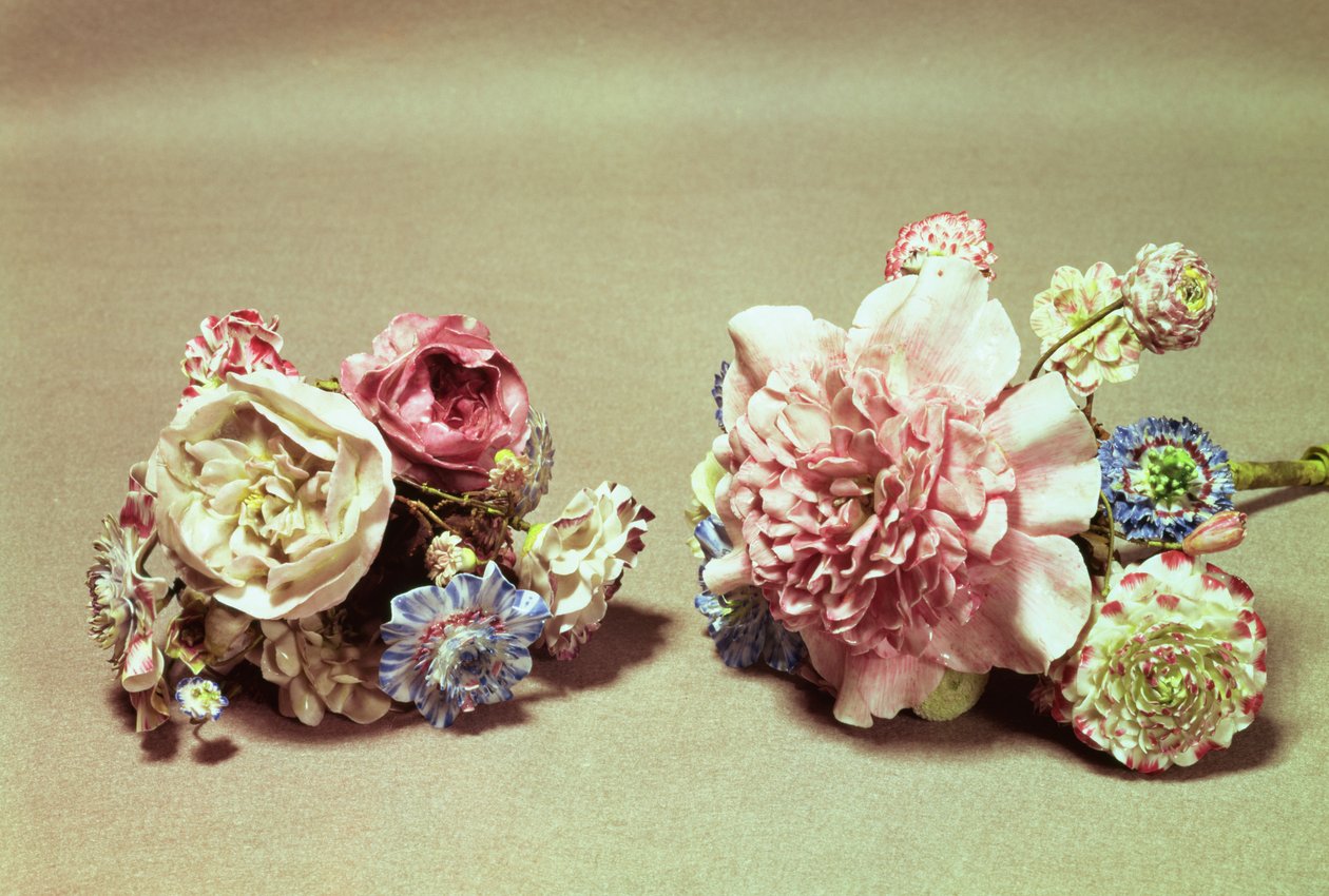 Dois cachos de flores de Vincennes (porcelana) de French School