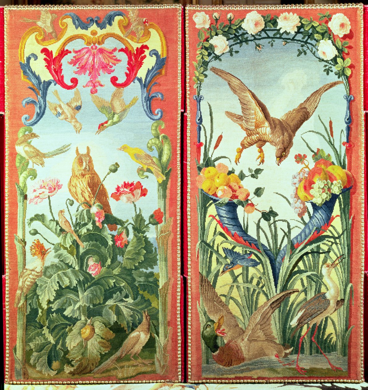 Dois painéis de carpete feitos em tela dobrável, representando pássaros, flores e frutas, Savonnerie Workshop (têxtil) de French School