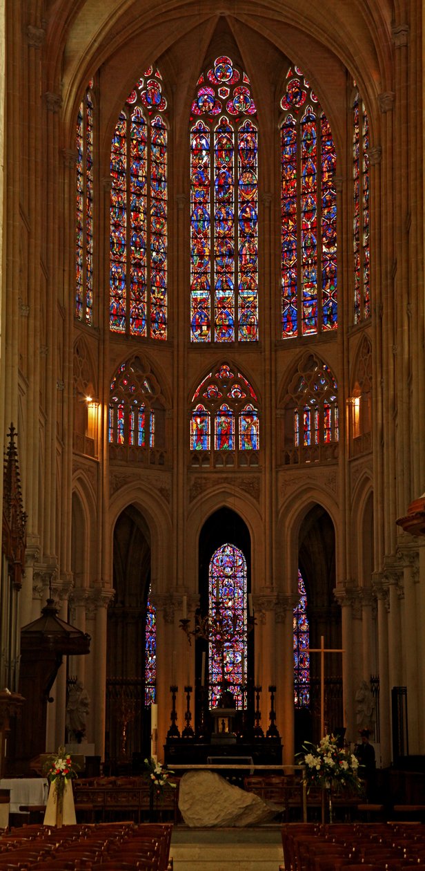 Vista retratando uma vista do coro de French School