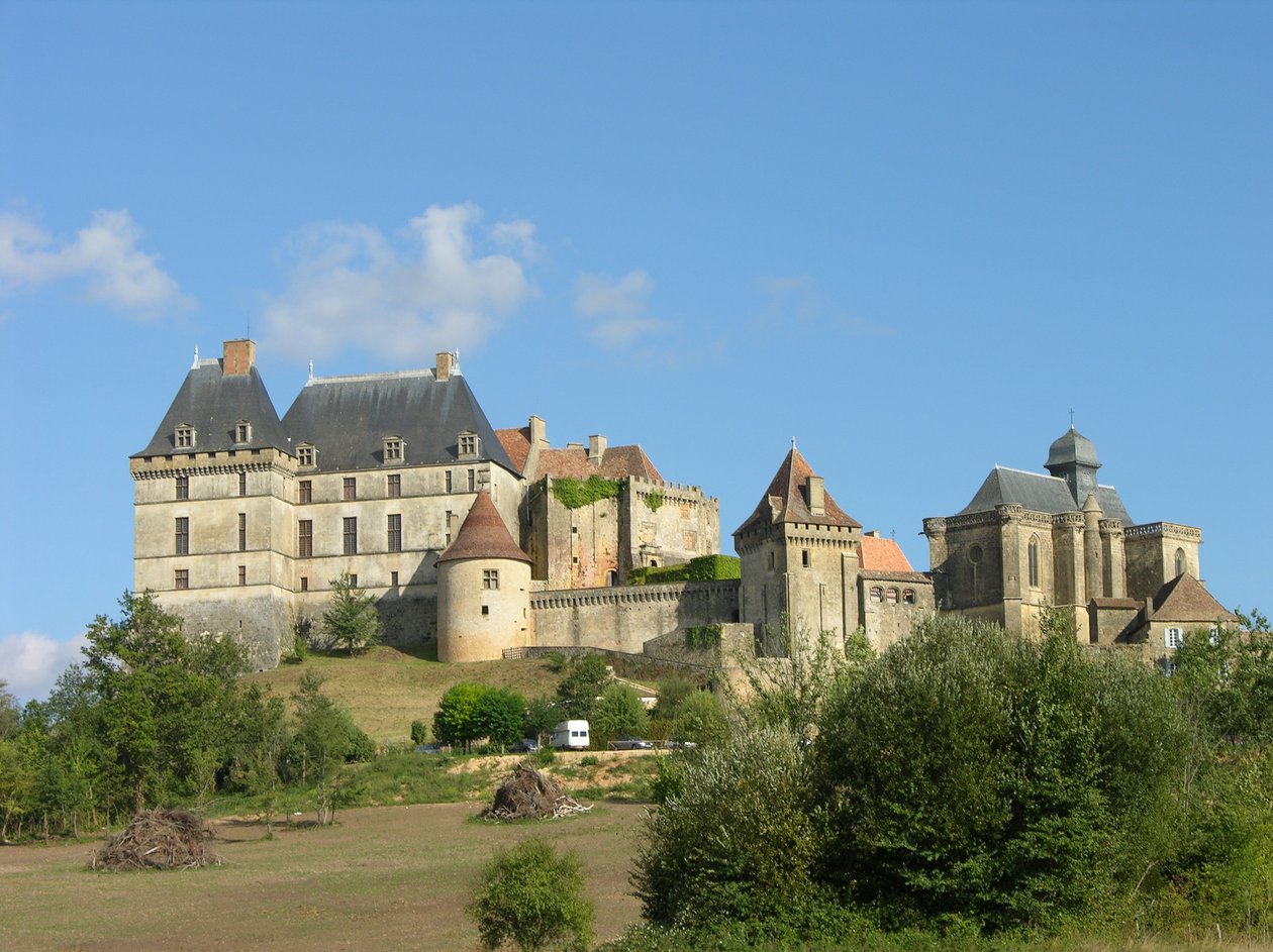 Vista do Castelo de Biron, do século XV ao XVI (ver também 245254) de French School