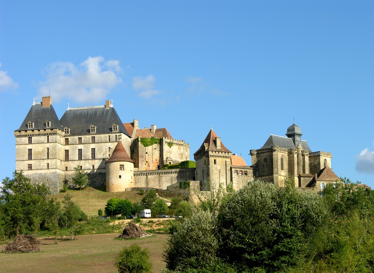 Vista do Castelo de Biron, do século XV ao XVI (ver também 245270) de French School