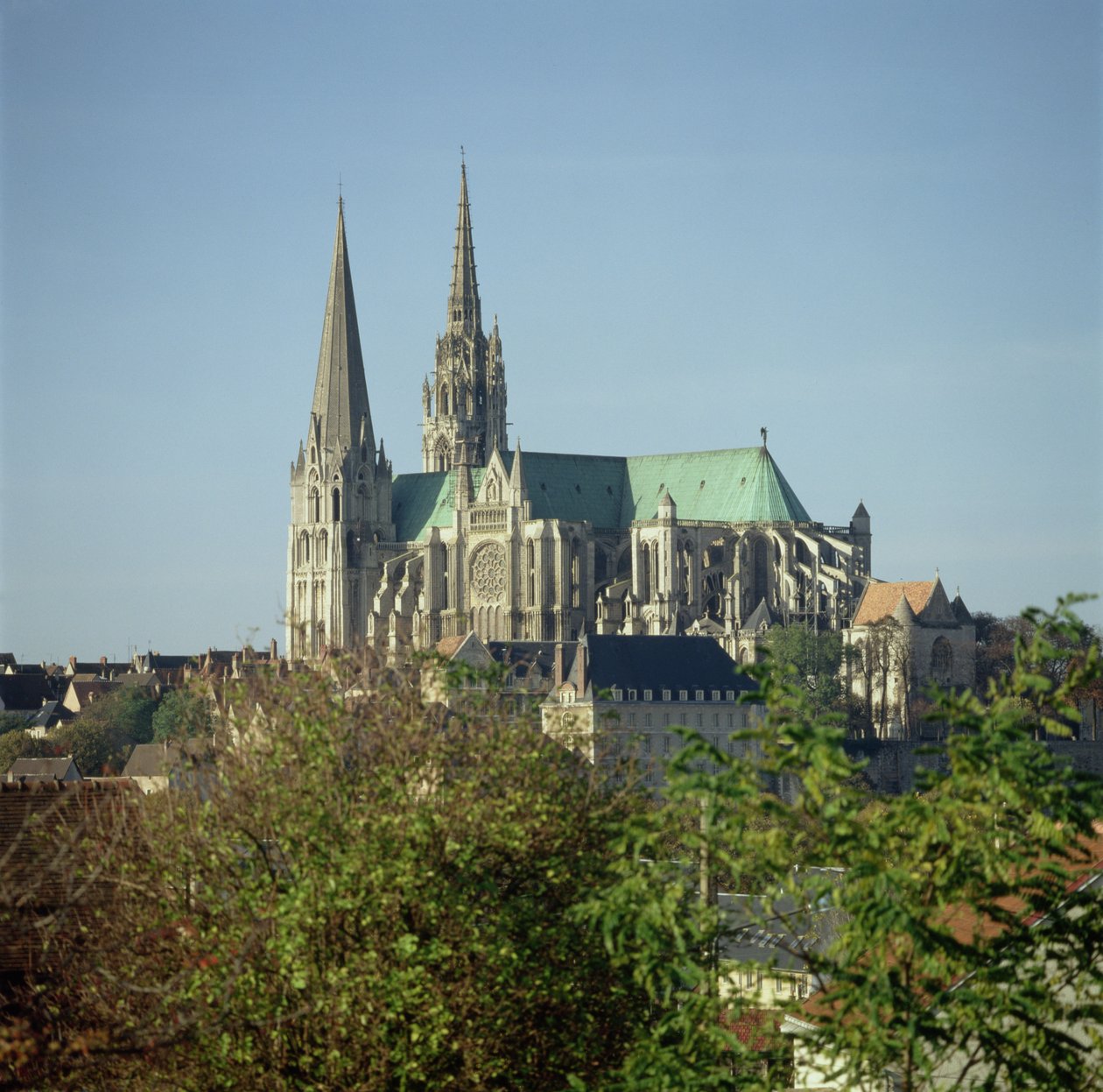Vista da Catedral de Chartres, a partir do sudeste, começou 1194 de French School