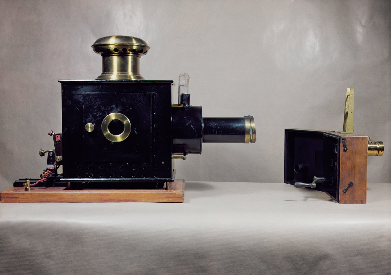 Vista de um dos primeiros projetores de cinema fabricados por August (1862-1954) e Louis Lumiere (1864-1948) de French School