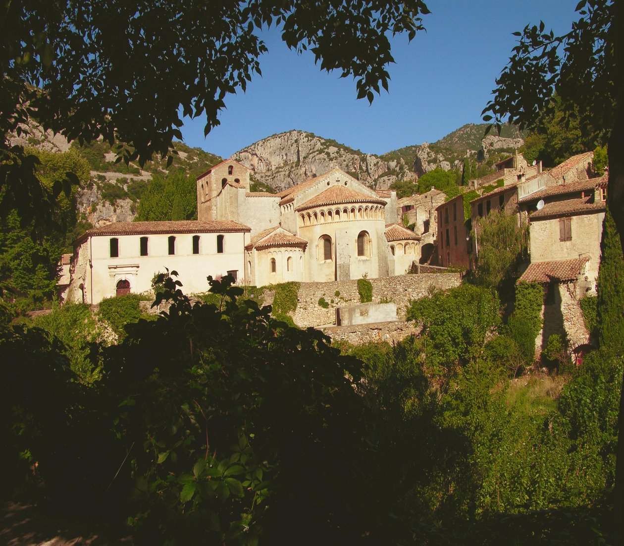Vista da Igreja da Abadia, do 11º ao 12º século de French School