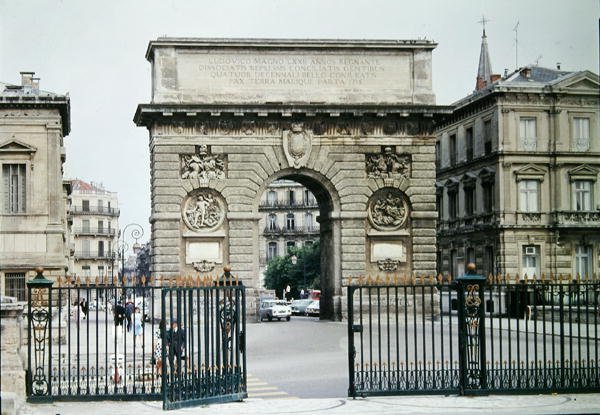 Vista do Arco do Triunfo no Promenade de Peyrou, edifício iniciado em 1684 e concluído em 1776 de French School