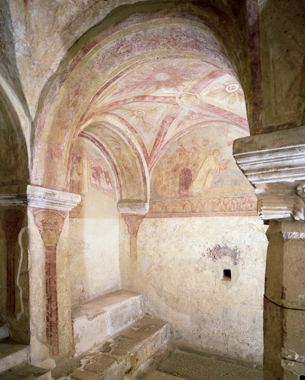 Vista dos afrescos carolíngios na cripta interior, c.858 (ver também 94652, 94653 e 94654) de French School