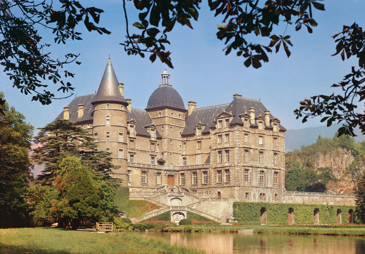Vista do Chateau de Vizille, construído para o condestável de Lesgiuieres em 1611-19 de French School