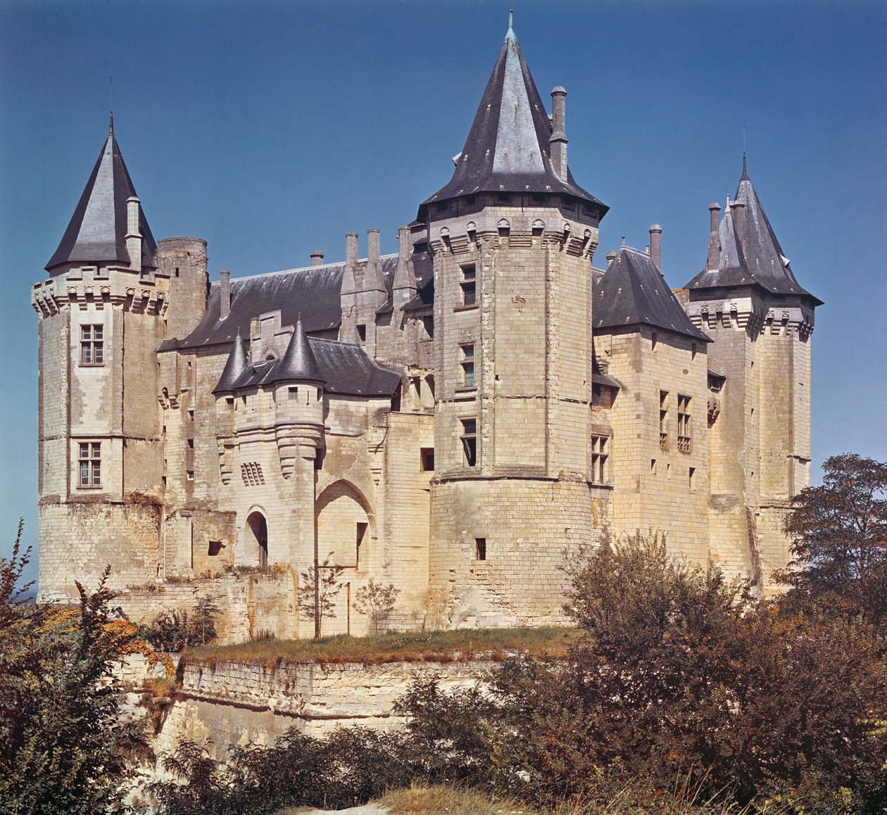 Vista do castelo, reconstruída em 1227 por São Luís e reforçada no século XVI por Bartolommeo de French School
