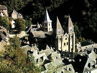 Vista da Igreja de São Foy, construída c.1140 de French School