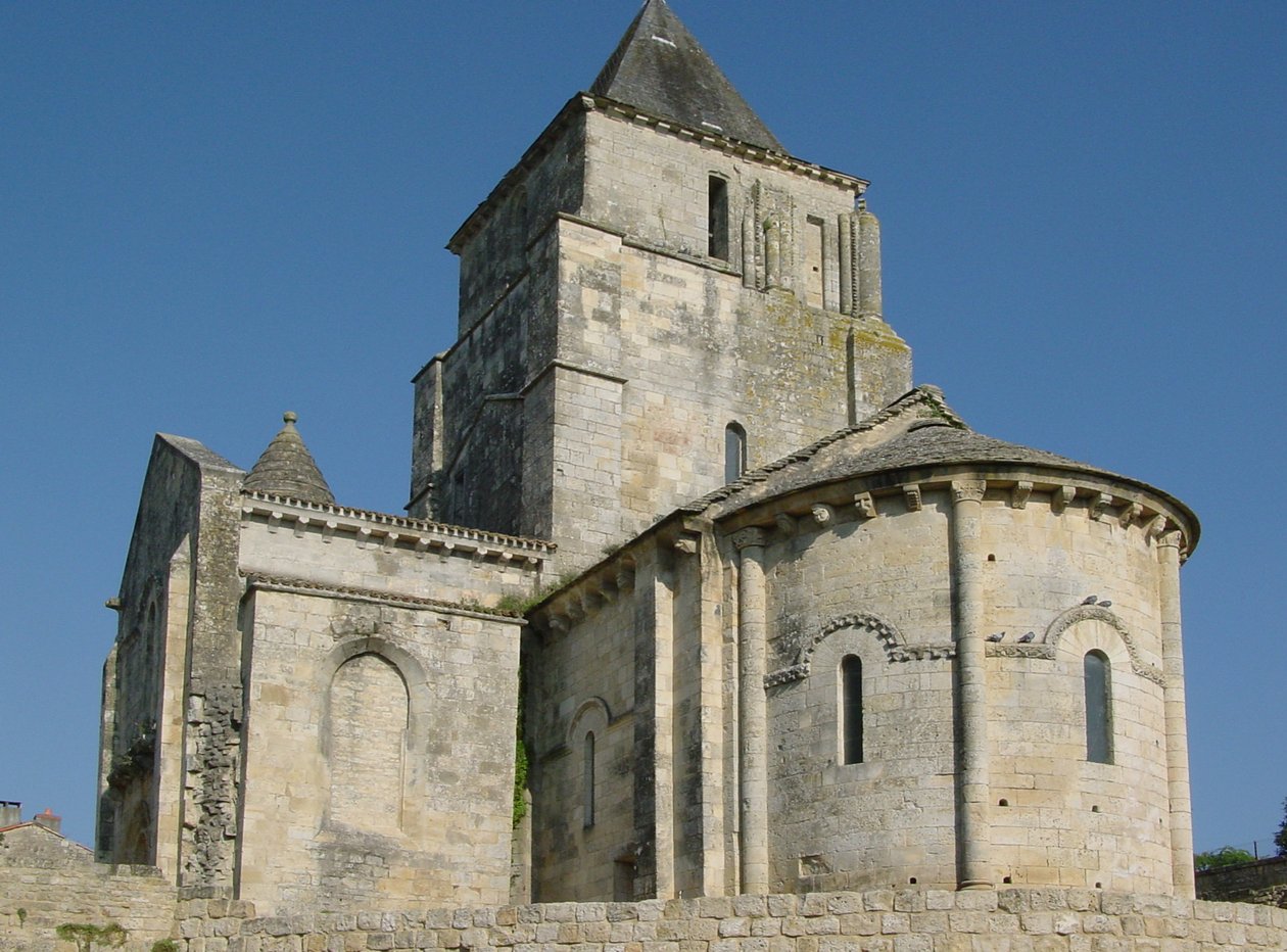 Vista da Igreja de São Pedro de French School